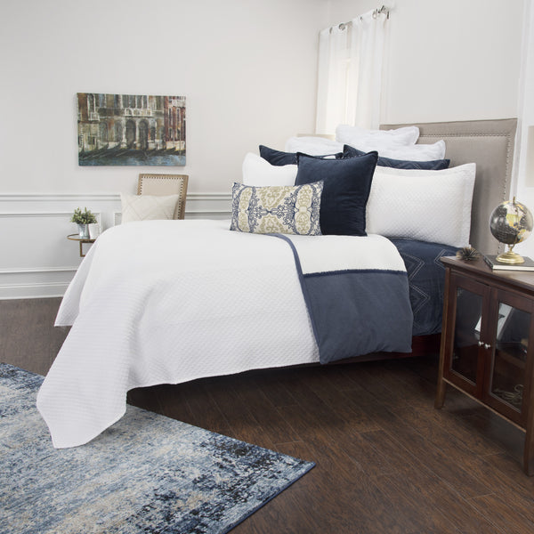 Homeroots White Queen 100% Cotton 300 Thread Count Machine Washable Down Alternative Comforter  100% Cotton 479863