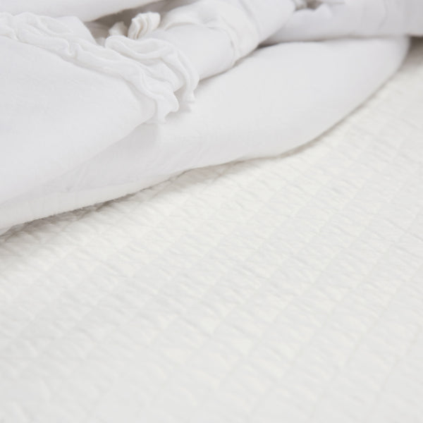 Homeroots White King 100% Cotton 300 Thread Count Washable Down Alternative Comforter  100% Cotton 479865