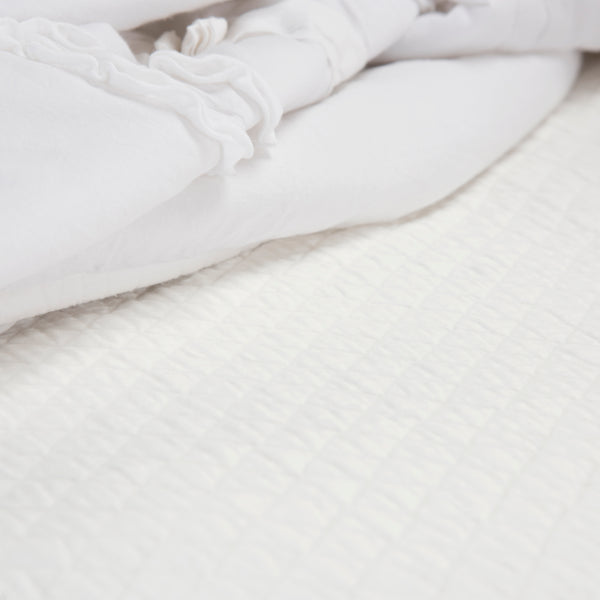 Homeroots White Queen 100% Cotton 300 Thread Count Machine Washable Down Alternative Comforter  100% Cotton 479867