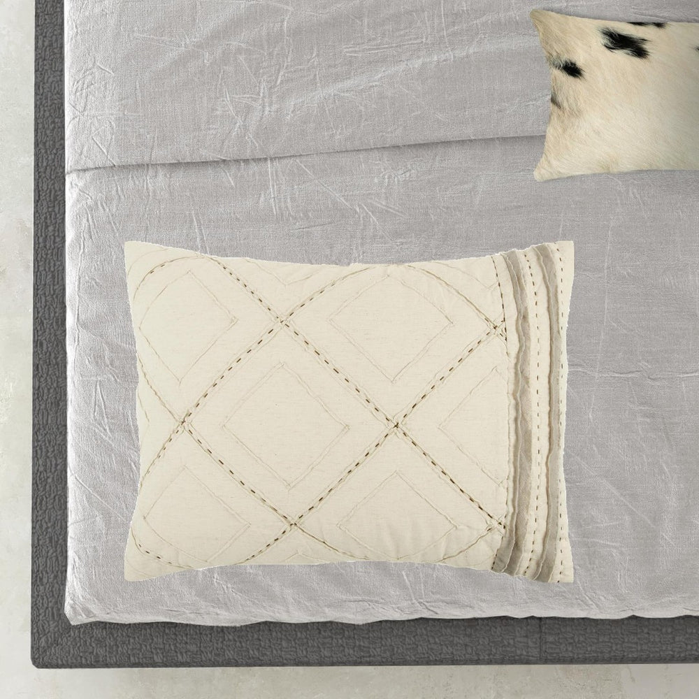 HomeRoots Ivory Geometric Queen Quilt - Luxurious All-Season Comfort, Soft Cotton, Elegant Design for Your Bedroom 479872