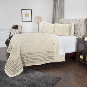 HomeRoots Ivory Geometric Queen Quilt - Luxurious All-Season Comfort, Soft Cotton, Elegant Design for Your Bedroom 479872
