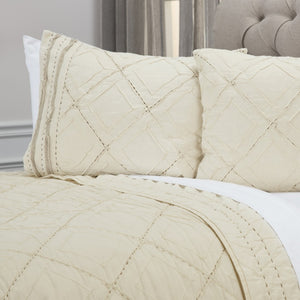 HomeRoots Ivory Geometric Queen Quilt - Luxurious All-Season Comfort, Soft Cotton, Elegant Design for Your Bedroom 479872