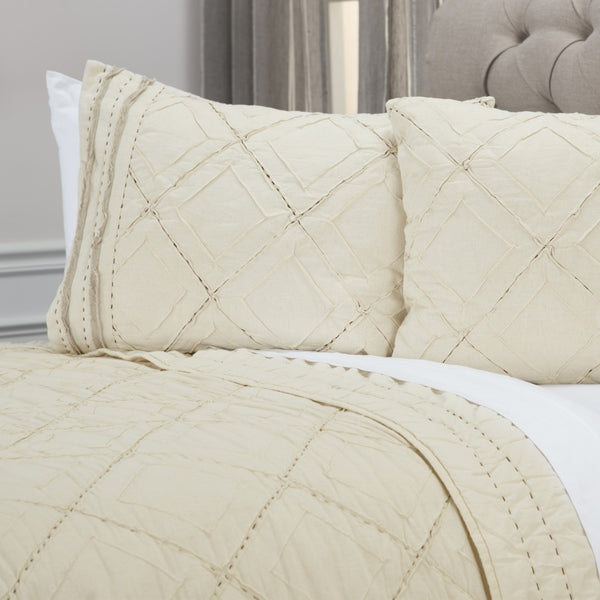HomeRoots Ivory Geometric Queen Quilt - Luxurious All-Season Comfort, Soft Cotton, Elegant Design for Your Bedroom 479872