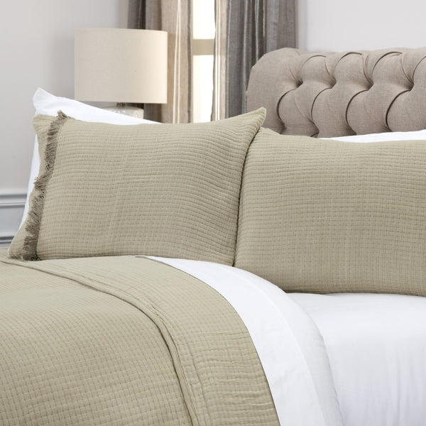 HomeRoots Natural Checkered Queen Quilt - Soft Cotton, All-Season Comfort, Stylish Neutral Design for Your Bedroom 479904