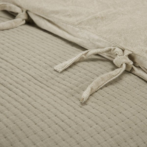 HomeRoots Natural Checkered Queen Quilt - Soft Cotton, All-Season Comfort, Stylish Neutral Design for Your Bedroom 479904