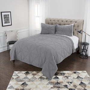 HomeRoots Gray Geometric King Quilt - Modern Comfort Bedding Set, All-Season Soft Cotton for Cozy Sleep Experience 479914