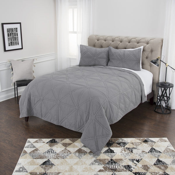 HomeRoots Gray Geometric King Quilt - Modern Comfort Bedding Set, All-Season Soft Cotton for Cozy Sleep Experience 479914
