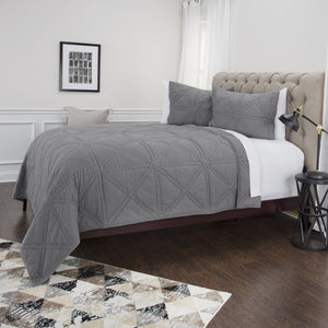 HomeRoots Gray Geometric King Quilt - Modern Comfort Bedding Set, All-Season Soft Cotton for Cozy Sleep Experience 479914
