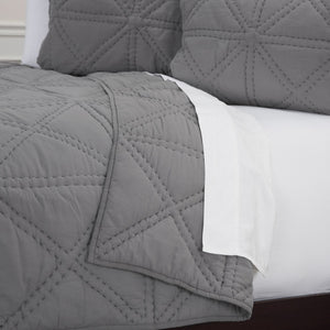 HomeRoots Gray Geometric King Quilt - Modern Comfort Bedding Set, All-Season Soft Cotton for Cozy Sleep Experience 479914
