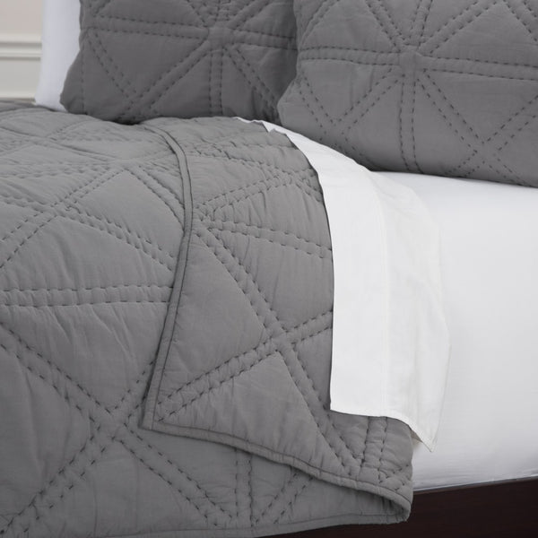 HomeRoots Gray Geometric King Quilt - Modern Comfort Bedding Set, All-Season Soft Cotton for Cozy Sleep Experience 479914