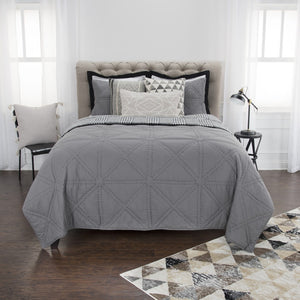 HomeRoots Gray Geometric King Quilt - Modern Comfort Bedding Set, All-Season Soft Cotton for Cozy Sleep Experience 479914