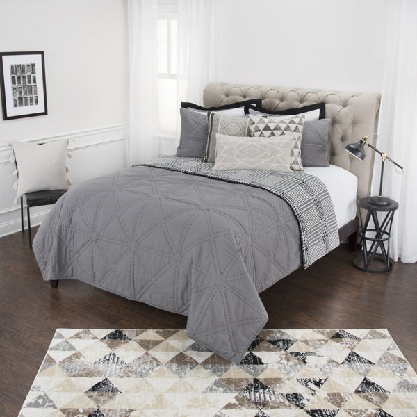 HomeRoots Gray Geometric King Quilt - Modern Comfort Bedding Set, All-Season Soft Cotton for Cozy Sleep Experience 479914