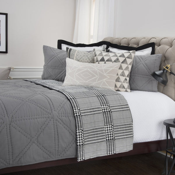 HomeRoots Gray Geometric King Quilt - Modern Comfort Bedding Set, All-Season Soft Cotton for Cozy Sleep Experience 479914