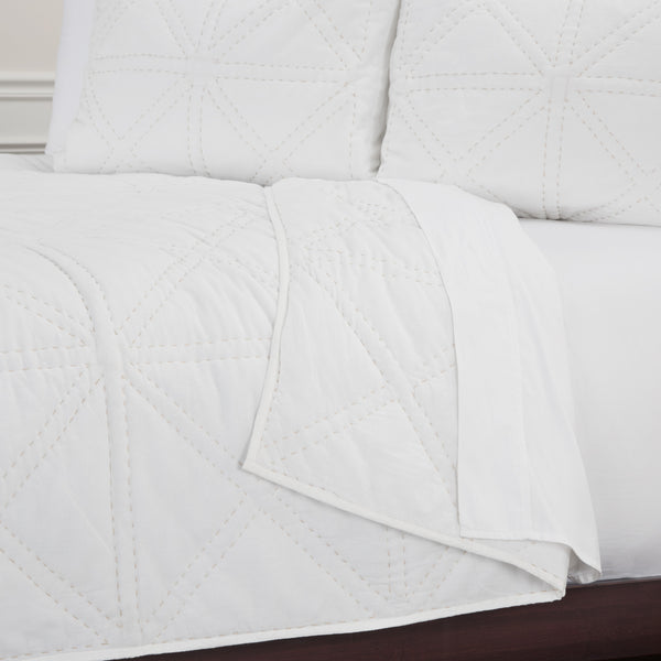 Homeroots White King 100% Cotton 300 Thread Count Machine Washable Down Alternative Comforter  100% Cotton 479920