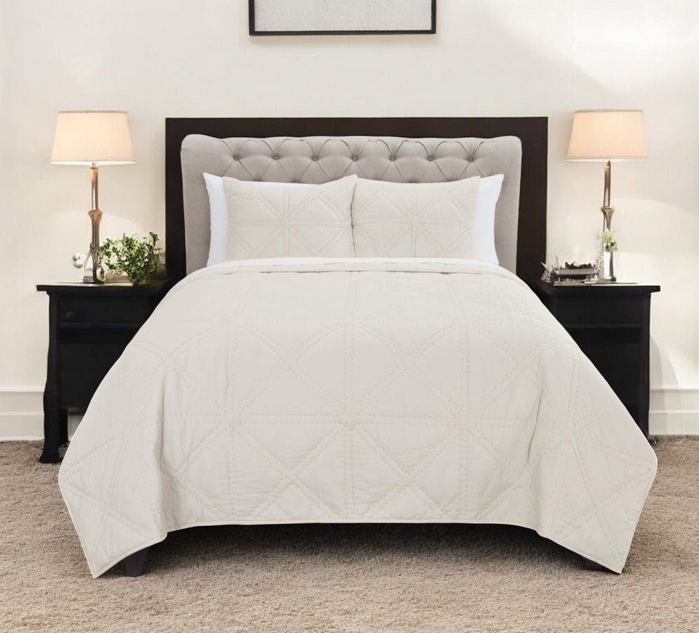 HomeRoots Set of Three Ivory Geometric King Quilt - Luxurious Cotton Bedding for Modern Comfort & Style 479922