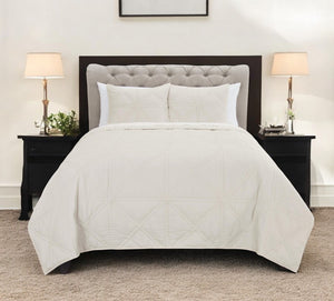 HomeRoots Set of Three Ivory Geometric King Quilt - Luxurious Cotton Bedding for Modern Comfort & Style 479922
