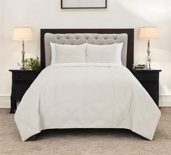 HomeRoots Set of Three Ivory Geometric King Quilt - Luxurious Cotton Bedding for Modern Comfort & Style 479922