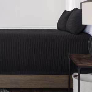 Homeroots Black King Microfiber 300 Thread Count Machine Washable Down Alternative Comforter  100% Polyester 479926