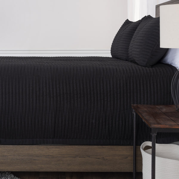 Homeroots Black King Microfiber 300 Thread Count Machine Washable Down Alternative Comforter  100% Polyester 479926