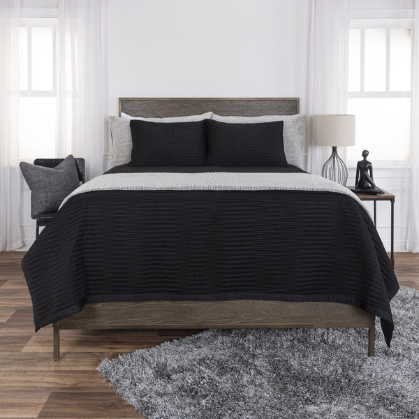 Homeroots Black King Microfiber 300 Thread Count Machine Washable Down Alternative Comforter  100% Polyester 479926