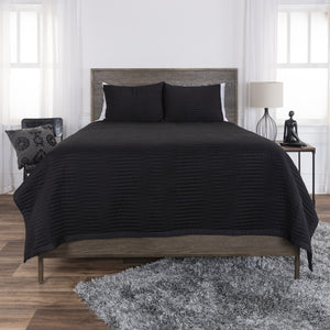 HomeRoots Black Geometric Queen Quilt - Modern Sophistication, Lightweight Comfort & Easy Care for All Seasons 479927