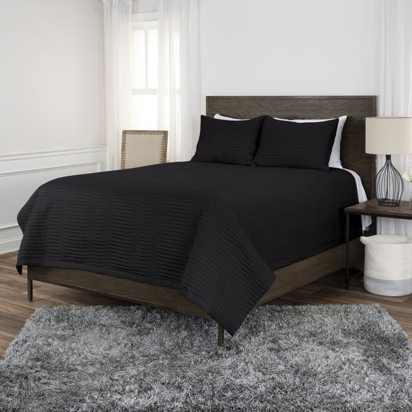 HomeRoots Black Geometric Queen Quilt - Modern Sophistication, Lightweight Comfort & Easy Care for All Seasons 479927