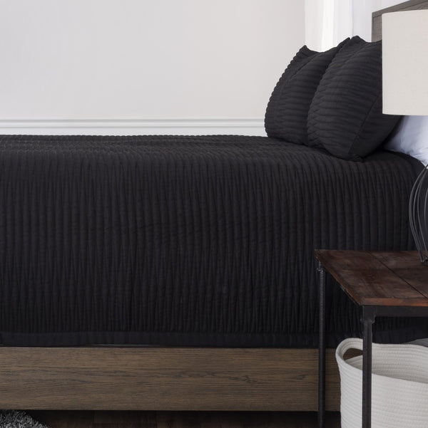 HomeRoots Black Geometric Queen Quilt - Modern Sophistication, Lightweight Comfort & Easy Care for All Seasons 479927