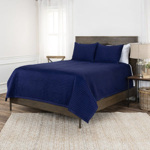 HomeRoots Indigo King Quilt - Luxurious Geometric Design, Soft Microfiber, All-Season Comfort, Easy Care! 479930