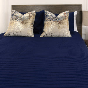 HomeRoots Indigo King Quilt - Luxurious Geometric Design, Soft Microfiber, All-Season Comfort, Easy Care! 479930