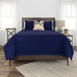 HomeRoots Indigo King Quilt - Luxurious Geometric Design, Soft Microfiber, All-Season Comfort, Easy Care! 479930