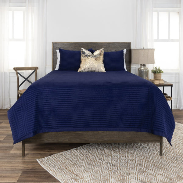 HomeRoots Indigo King Quilt - Luxurious Geometric Design, Soft Microfiber, All-Season Comfort, Easy Care! 479930