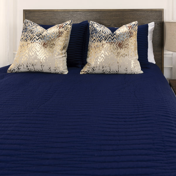 Homeroots Indigo Queen Microfiber 300 Thread Count Machine Washable Down Alternative Comforter  100% Polyester 479931