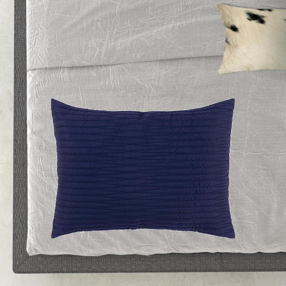 HomeRoots Indigo Geometric Queen Quilt - Luxurious Microfiber, All-Season Comfort, Modern Design for Your Bedroom 479931