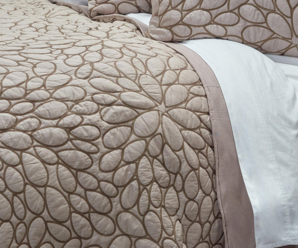 Homeroots Dark Blush King 100% Cotton 300 Thread Count Machine Washable Down Alternative Comforter  100% Cotton 479943