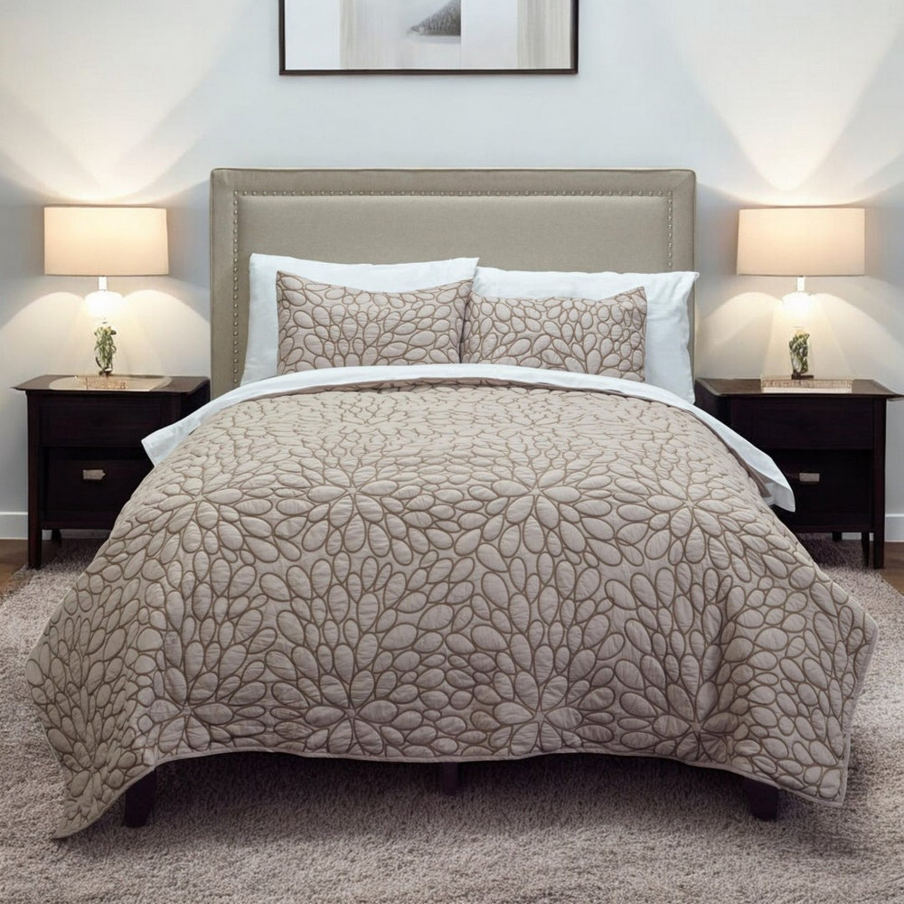 HomeRoots Blush Floral Queen Quilt - Elegant, Lightweight Design for All-Season Comfort & Cozy Bedroom Style 479944