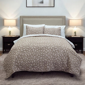 HomeRoots Blush Floral Queen Quilt - Elegant, Lightweight Design for All-Season Comfort & Cozy Bedroom Style 479944
