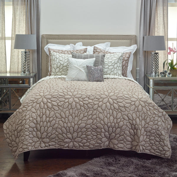 Homeroots Dark Blush Queen 100% Cotton 300 Thread Count Machine Washable Down Alternative Comforter  100% Cotton 479944