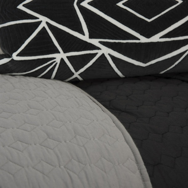 Homeroots Black Queen 100% Cotton 300 Thread Count Machine Washable Down Alternative Comforter  100% Cotton 479948