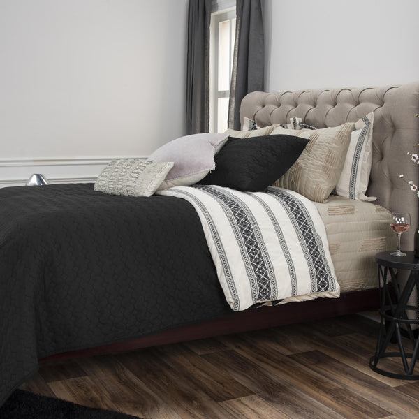 Homeroots Black Twin 100% Cotton 300 Thread Count Machine Washable Down Alternative Comforter  100% Cotton 479951