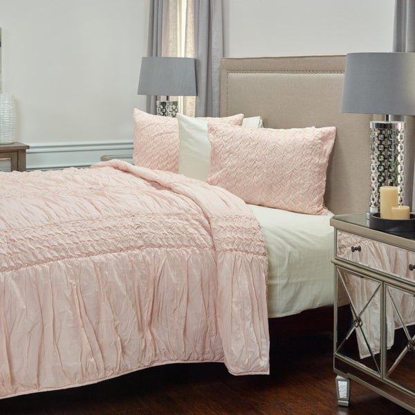 HomeRoots Pink Geometric King Quilt - Elegant Cotton Coverlet for All-Season Comfort & Timeless Style Update 479971