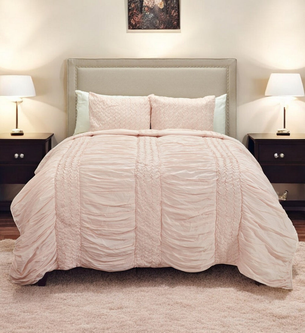 HomeRoots Pink Geometric Queen Quilt - Soft Cotton Comfort with Elegant Design & Year-Round Warmth for Bedrooms 479973