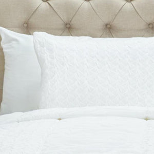 HomeRoots White Geometric King Quilt - Elegant All-Season Comfort, Soft Polyester, Timeless Design for Your Bedroom 479979