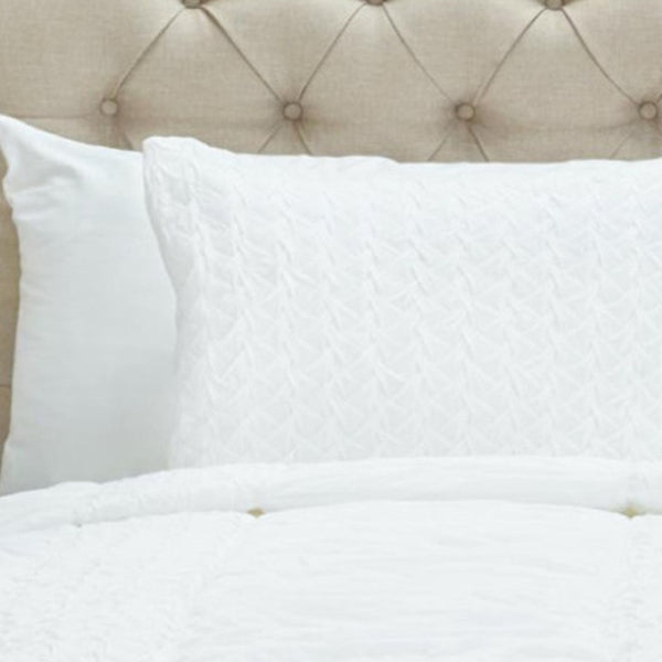 HomeRoots White Geometric King Quilt - Elegant All-Season Comfort, Soft Polyester, Timeless Design for Your Bedroom 479979
