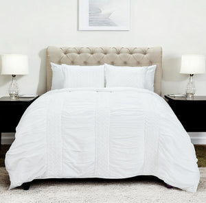 HomeRoots White Geometric King Quilt - Elegant All-Season Comfort, Soft Polyester, Timeless Design for Your Bedroom 479979