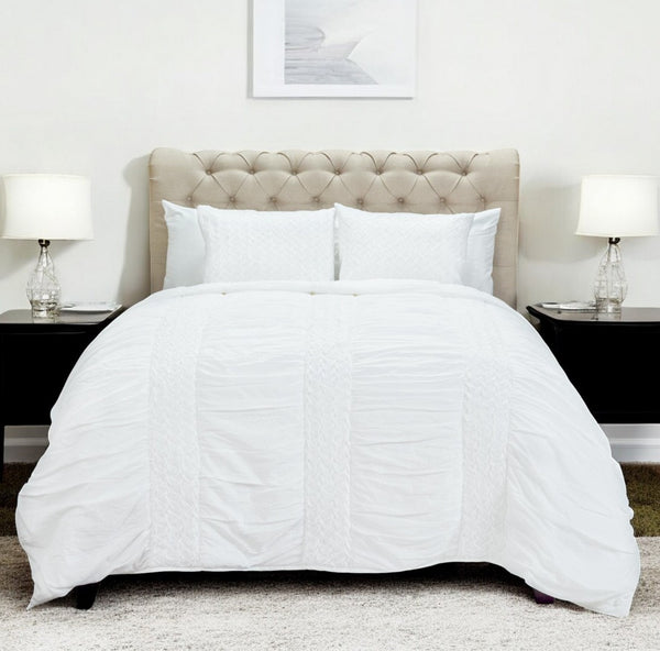HomeRoots White Geometric King Quilt - Elegant All-Season Comfort, Soft Polyester, Timeless Design for Your Bedroom 479979