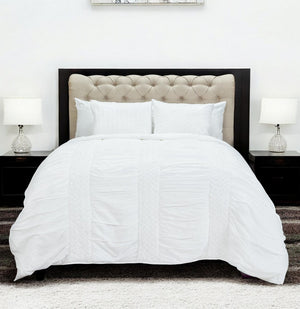 HomeRoots White Geometric Queen Quilt - Elegant Layer for Timeless Style, Cozy Comfort & Versatile Decor 479980
