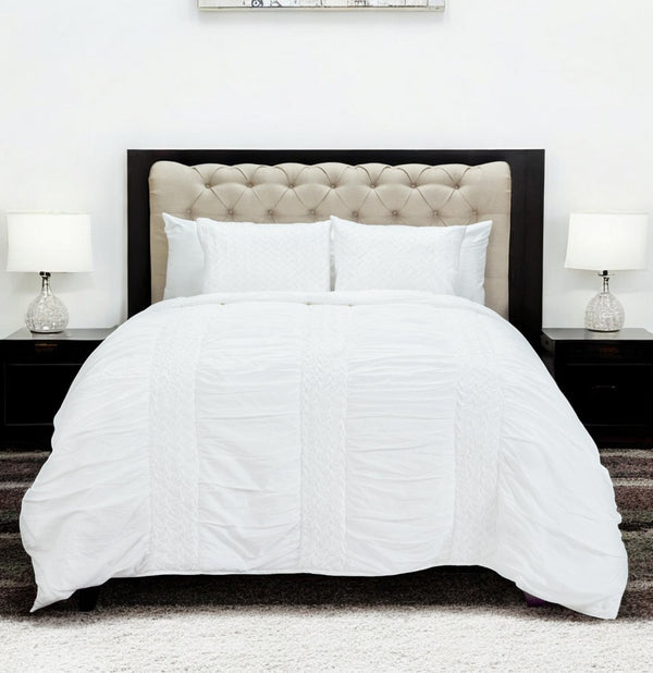 HomeRoots White Geometric Queen Quilt - Elegant Layer for Timeless Style, Cozy Comfort & Versatile Decor 479980