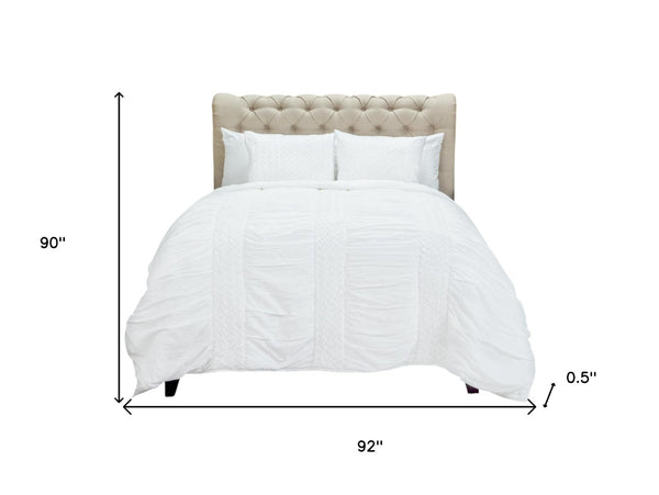 HomeRoots White Geometric Queen Quilt - Elegant Layer for Timeless Style, Cozy Comfort & Versatile Decor 479980