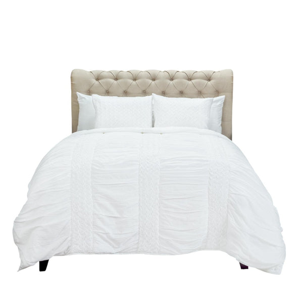 HomeRoots White Geometric Queen Quilt - Elegant Layer for Timeless Style, Cozy Comfort & Versatile Decor 479980