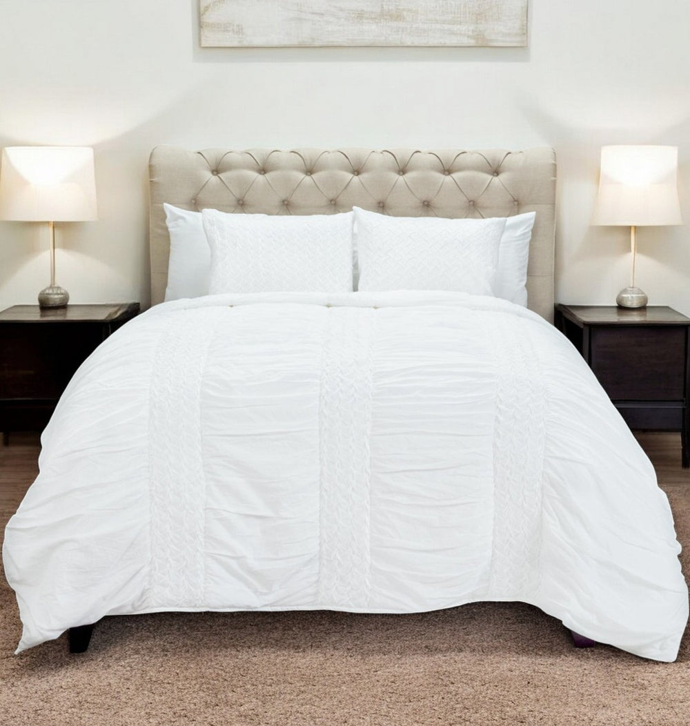 HomeRoots White Geometric Twin Quilt - Elegant, Cozy, Hypoallergenic All-Season Bedding for Timeless Comfort 479981